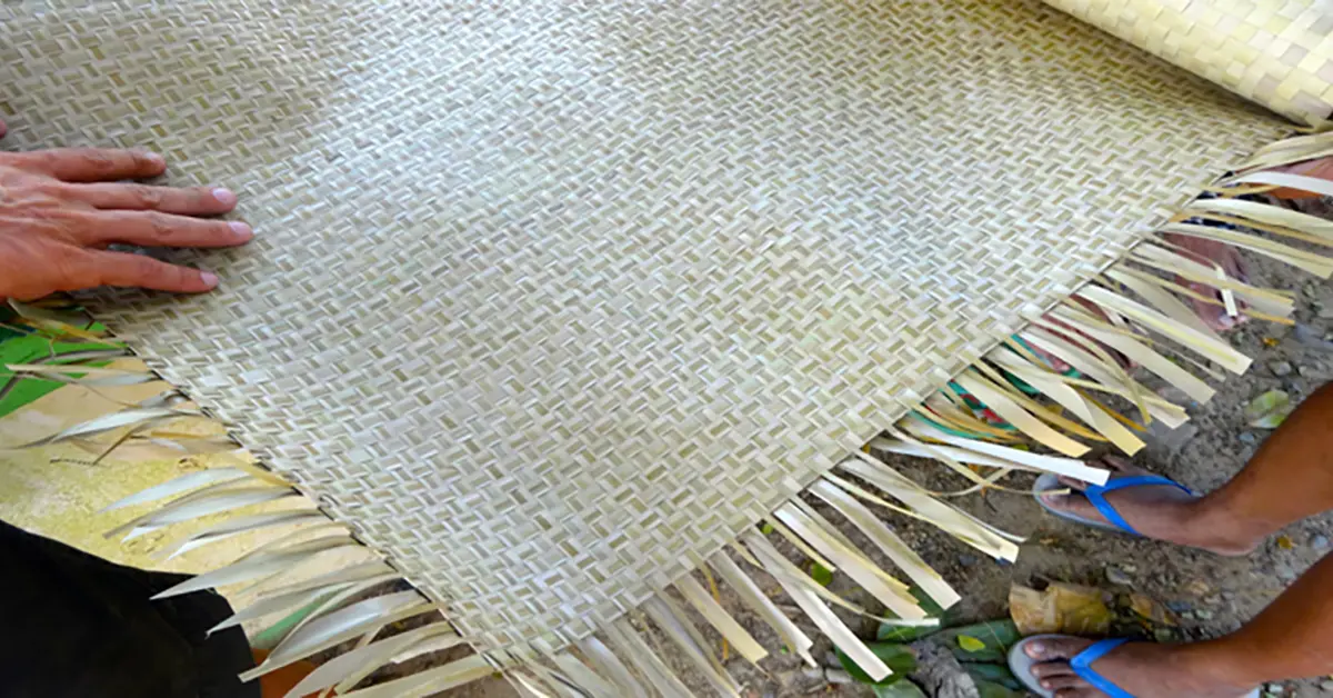 women weaver in sibaltan el nido palawan divers